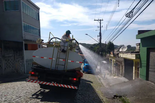 Higienização de espaços públicos em Ribeirão Pires chega aos bairros