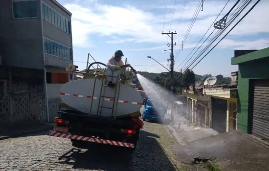 Higienização de espaços públicos em Ribeirão Pires chega aos bairros