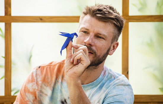 Rodrigo Hilbert e seus talentos: agora arriscando no origami