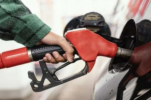 Gasolina já supera R$ 7 em três regiões, diz ANP; Sul lidera com R$ 7,219 o litro