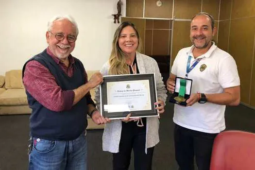 Prefeito de Ribeirão Pires homenageia a empresa Otmo