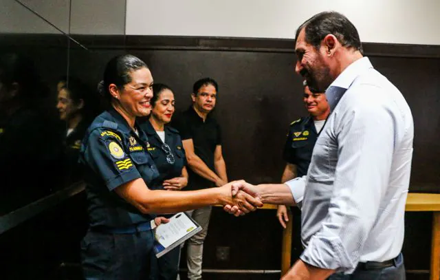 São Bernardo homenageia GCMs que desmantelaram roubo de carga de cigarros