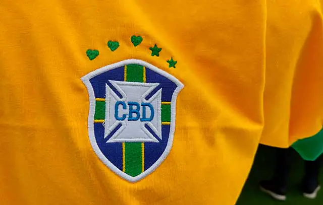 CONMEBOL homenageia Pelé e sugere três corações na camisa do Brasil