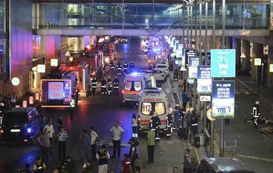 Três homens-bomba atacaram o aeroporto Atatürk