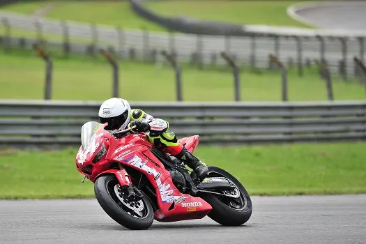 Com recorde, Felipe Macan conquista pole position da Copa Pro Honda CBR 650R em Curitiba