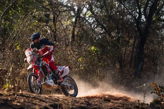 Equipe Honda Racing chega à metade do Sertões 2022 na liderança geral das motos