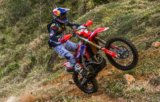 Bruno Crivilin e Bárbara Neves completam primeiro dia do Enduro da Independência 2022