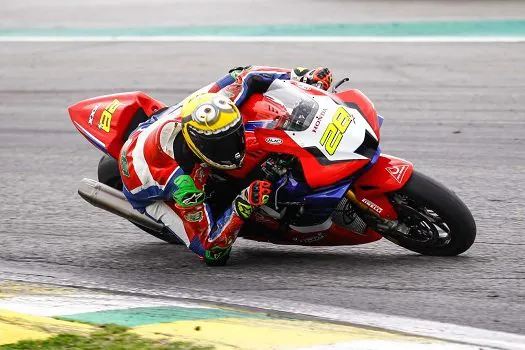 Pedro Sampaio vence principal corrida da segunda etapa do SuperBike Brasil