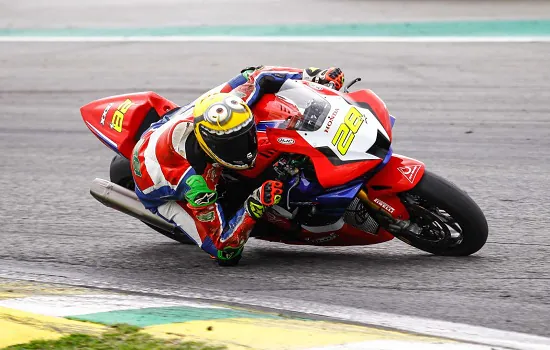 Pedro Sampaio vence principal corrida da segunda etapa do SuperBike Brasil