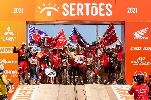 Campeões da Honda Racing cruzam a rampa de chegada do Sertões 2021