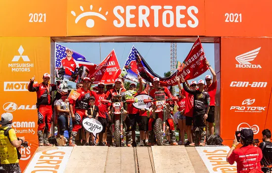 Campeões da Honda Racing cruzam a rampa de chegada do Sertões 2021