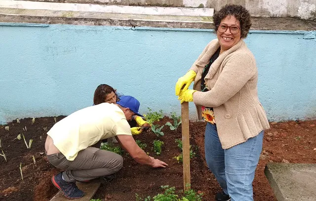 Alunos da rede municipal de Santo André cultivam horta sensorial tecnológica