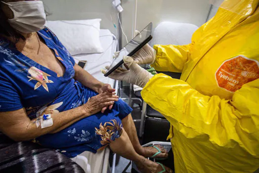 Pacientes do Hospital de Campanha falam com familiares por videochamada