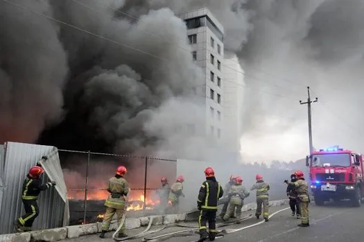 Ataque russo atinge hospital infantil em Mariupol; há crianças sob destroços