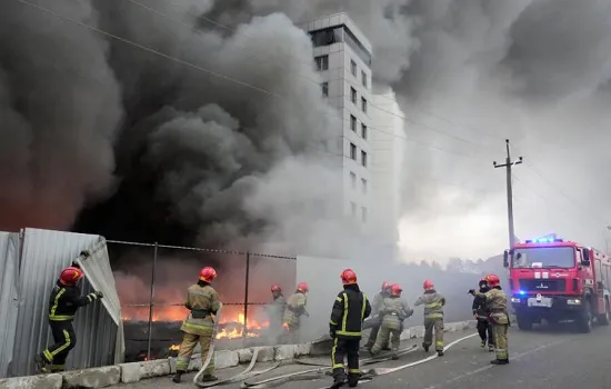 Ataque russo atinge hospital infantil em Mariupol; há crianças sob destroços