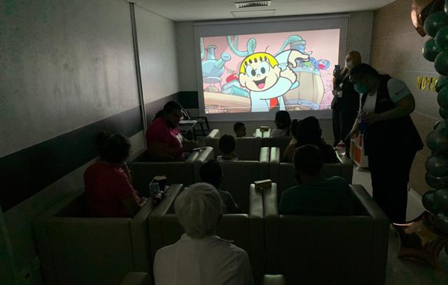 Crianças internadas participam de sessão de cinema com cardápio especial