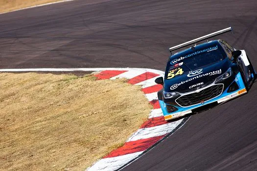 Stock Car: Hot Car alcança o top-10 com Lapenna, mas pancada tira chances de pódio