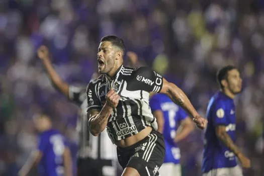 Hulk marca de falta e Atlético-MG vence clássico com o Cruzeiro no Brasileiro