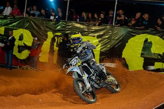 Dois pilotos da Husqvarna Power Husky se machucam no Arena Cross, em Caraguatatuba