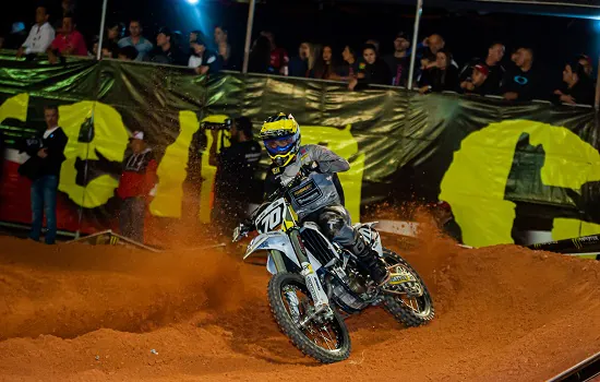 Dois pilotos da Husqvarna Power Husky se machucam no Arena Cross