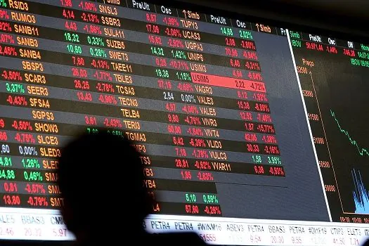 Ibovespa cai 2,83% puxada por forte queda da Petrobras