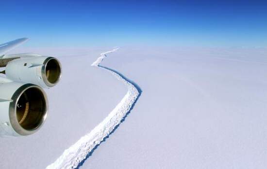 Rachadura no segmento Larsen C da Antártida já era registrada em novembro de 2016. O iceberg se desprendeu totalmente em 12 de julho de 2017