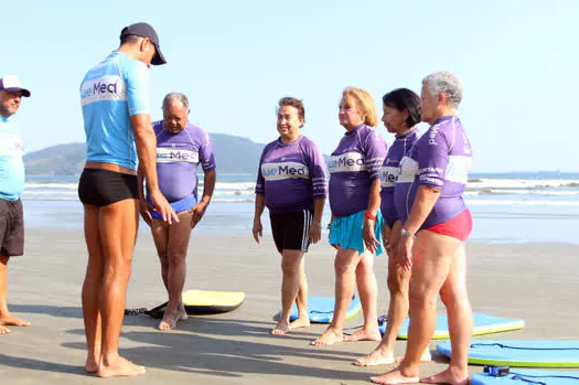 Idosos de Diadema participam de aula de Surf