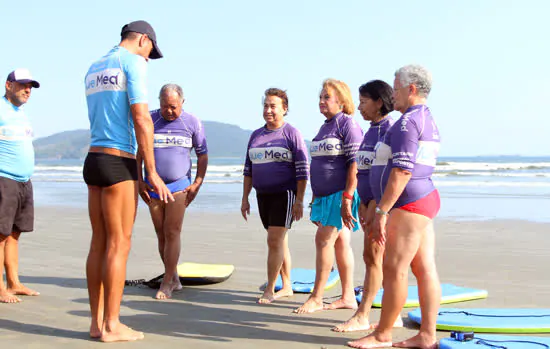 Idosos de Diadema participam de aula de Surf