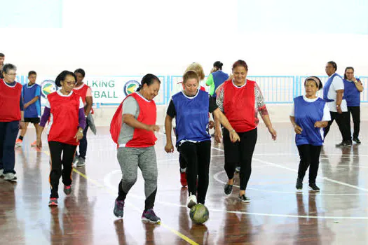 Idosos de Diadema praticam walking football