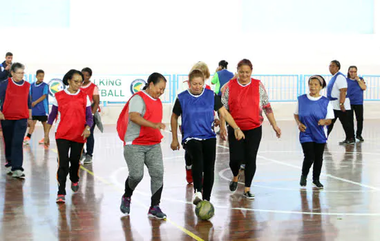 Idosos de Diadema praticam walking football