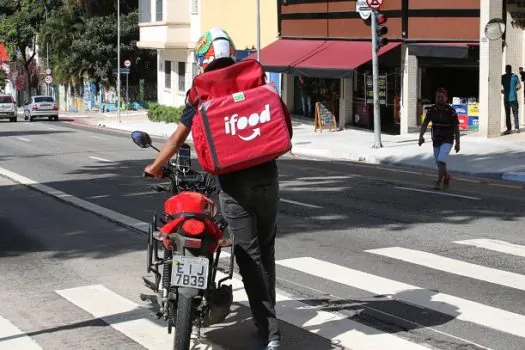 iFood quer contribuição ao INSS de 5% a 11% sobre renda dos motoboys