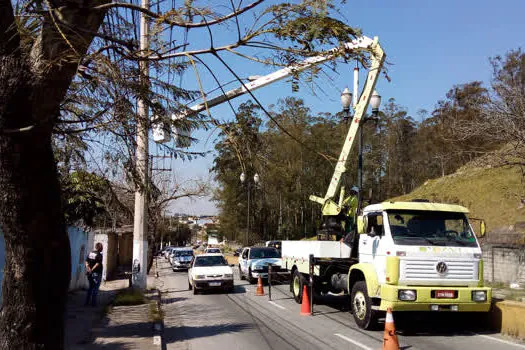 Ribeirão Pires faz manutenção da iluminação na Av. Humberto de Campos