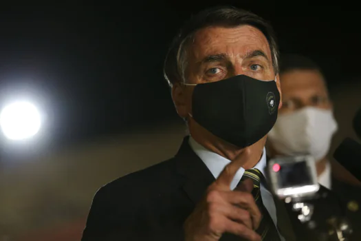 Bolsonaro veta indenização a profissionais de saúde incapacitados pela covid-19