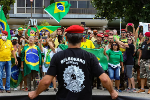 Em atos esvaziados pró-golpe de 64, manifestantes pedem intervenção militar