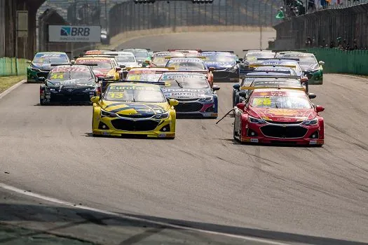 Português Félix da Costa é primeiro estrangeiro a ganhar uma prova da Stock Car