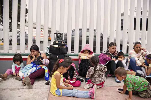 EUA prendem 210 mil migrantes na fronteira com o México em março