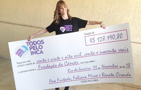 Ana Furtado entrega cheque ao INCA com valor arrecadado em bazar beneficente