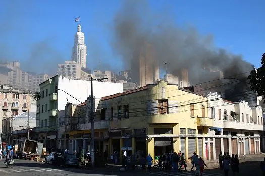 Já dura mais de 40 horas ação de bombeiros em incêndio no centro de SP