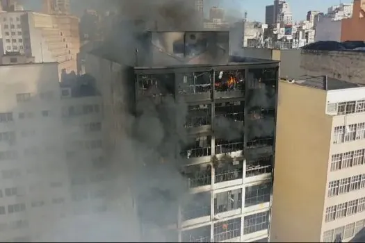 Bombeiros de SP controlam incêndio em edifício na região da 25 de Março