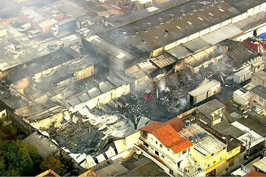 Incêndio atinge depósito da Casas André Luiz na zona leste de São Paulo