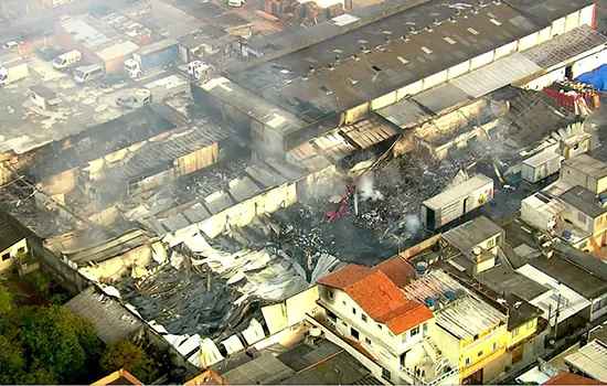 Incêndio atinge depósito da Casas André Luiz na zona leste de São Paulo