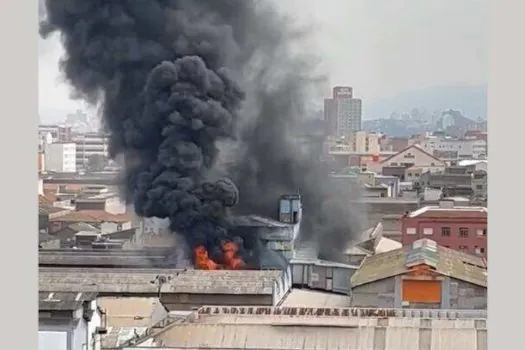 Incêndio atinge galpão na região do Brás, no centro de SP, e deixa três feridos