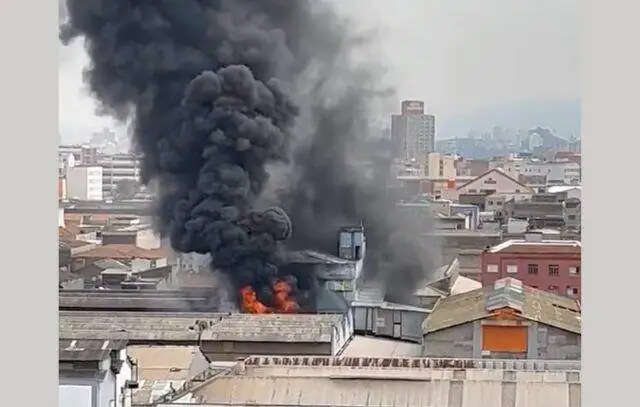 Incêndio atinge galpão na região do Brás