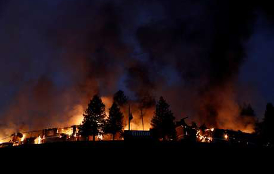 Incêndio florestal na vinícola Hilton Sonoma em Santa Rosa