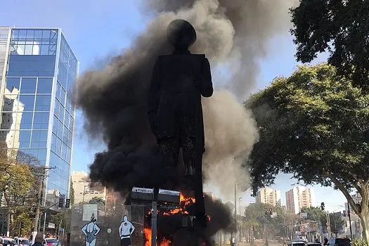 Manifestantes colocam fogo na estátua de Borba Gato, em São Paulo