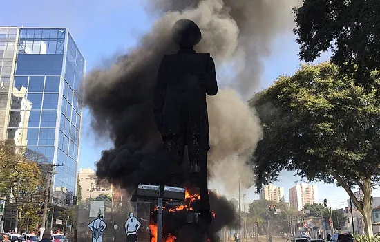 Manifestantes colocam fogo na estátua de Borba Gato