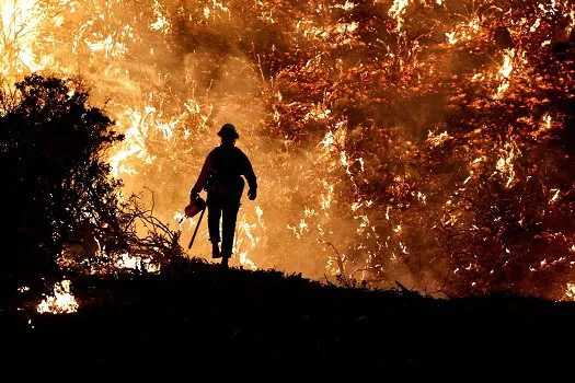 Governo Biden divulga plano para combater incêndios florestais nos EUA