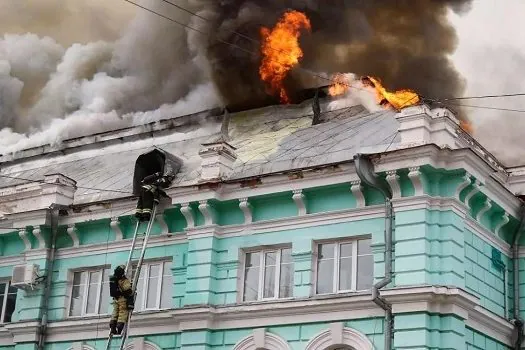 Cirurgiões russos operam paciente com coração aberto durante incêndio em hospital