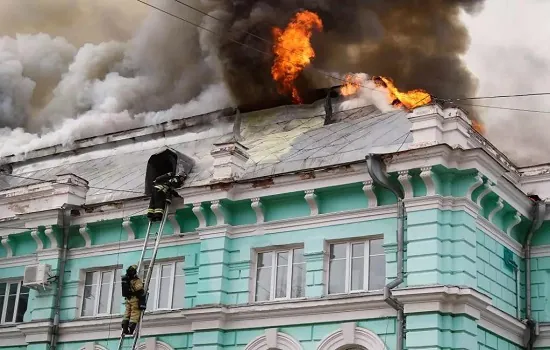 Cirurgiões russos operam paciente com coração aberto durante incêndio em hospital