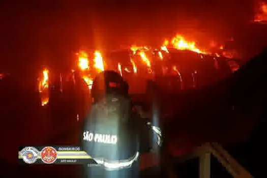 Incêndio atinge indústria de materiais de borracha na Grande São Paulo